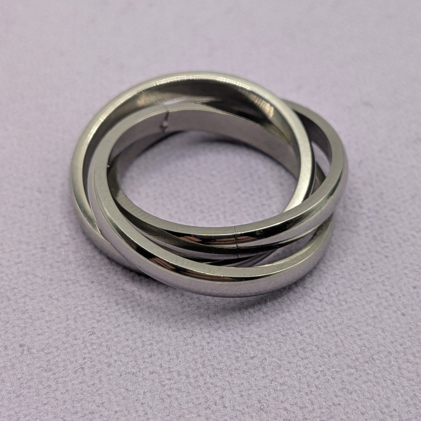 Two metallic rings stacked on a gray background