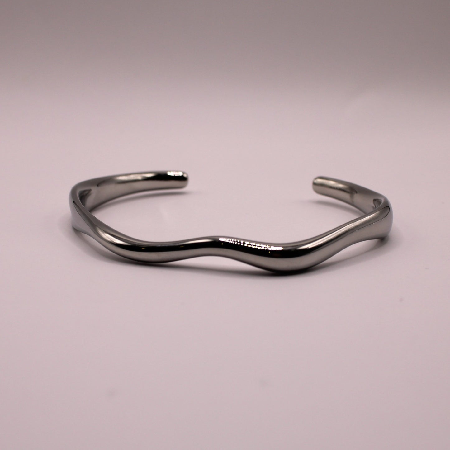 Elegant Wavy Bangle in Silver Plating