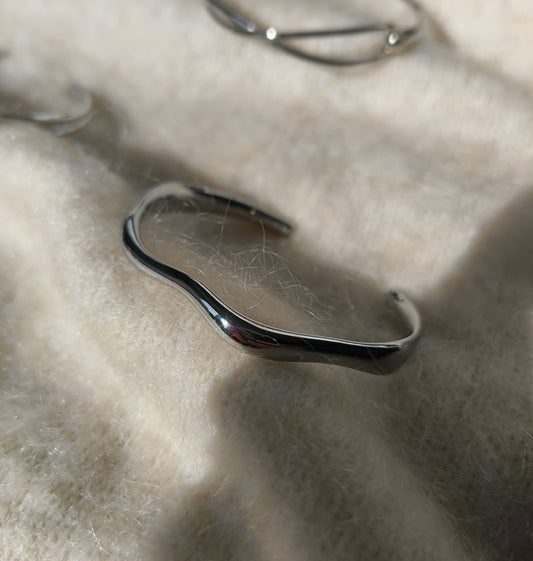 Elegant Wavy Bangle in Silver Plating