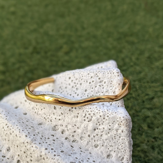 Elegant Wavy Bangle in 18K Gold Plating