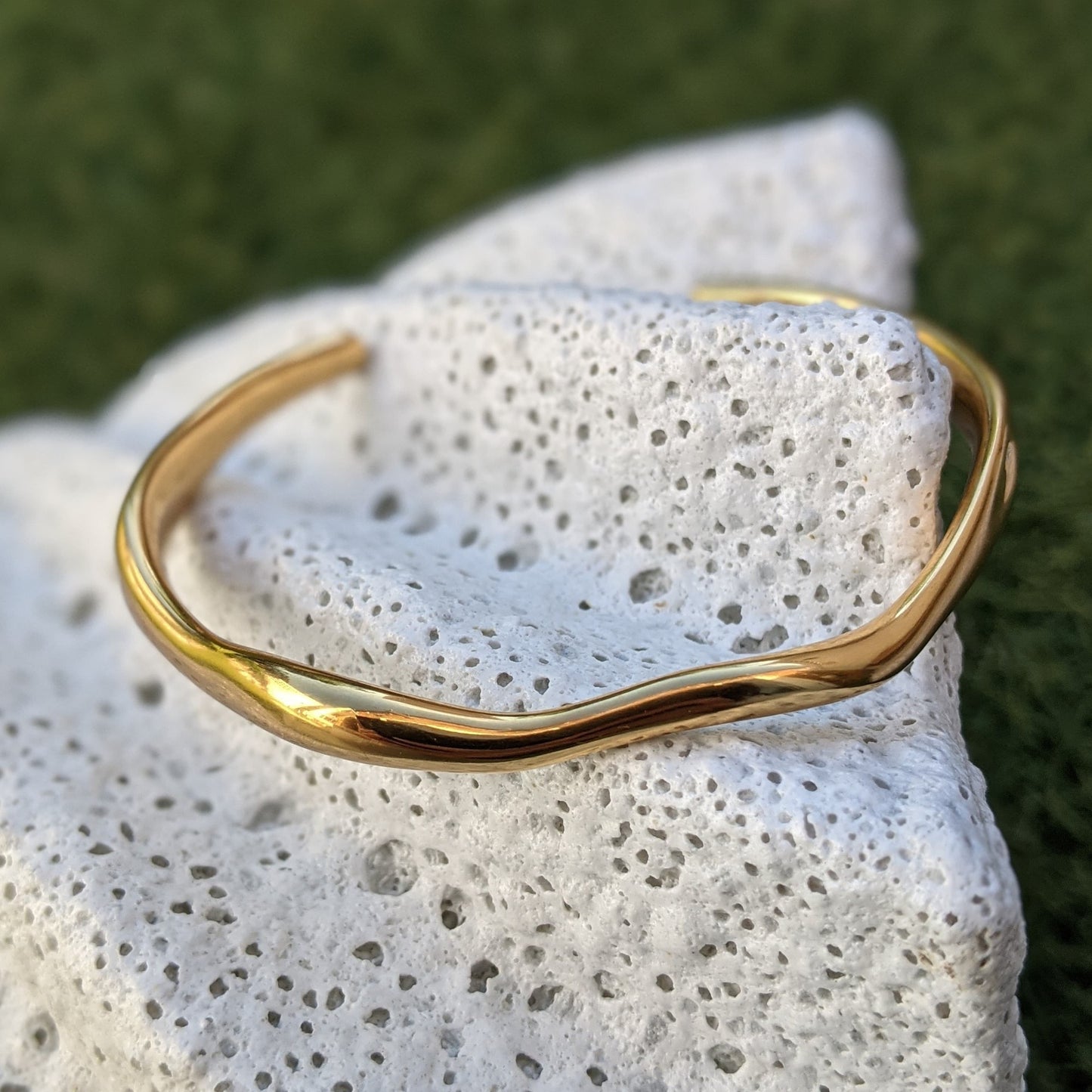 Elegant Wavy Bangle in 18K Gold Plating