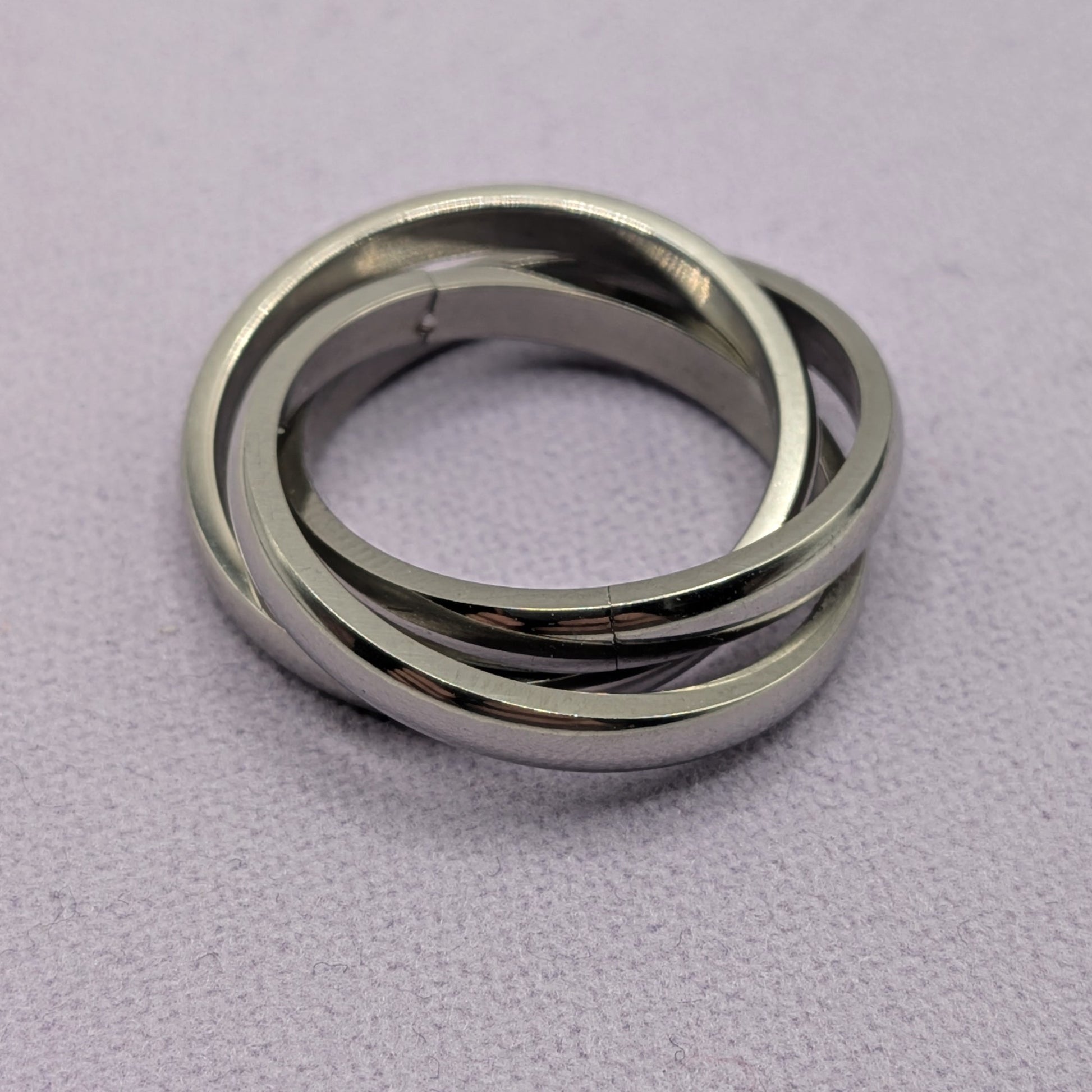 Two metallic rings stacked on a gray background