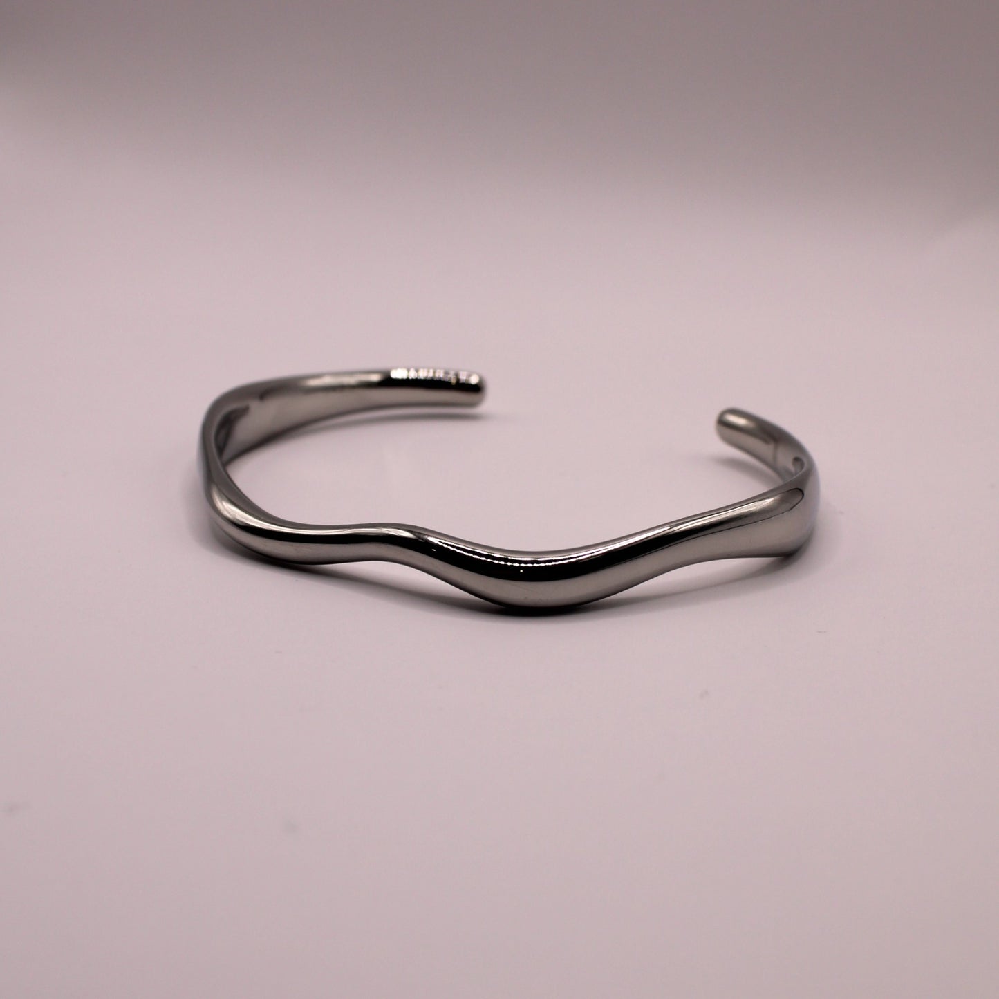 Elegant Wavy Bangle in Silver Plating